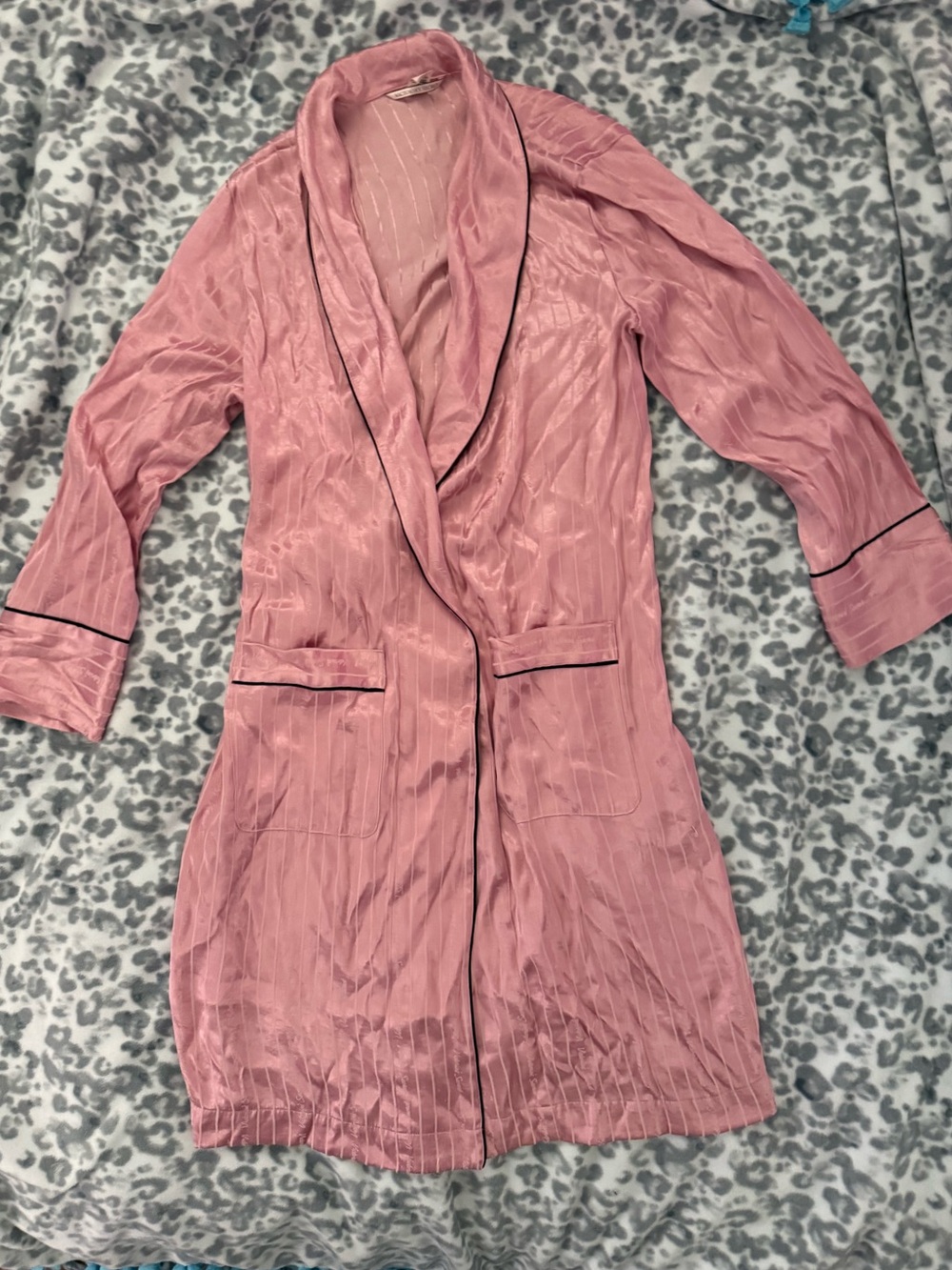Victoria’s Secret Pink Satin Robe Medium – No Belt